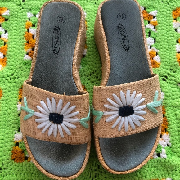 SOLD Vintage Woven Flower Platforms - Picture 2 of 2